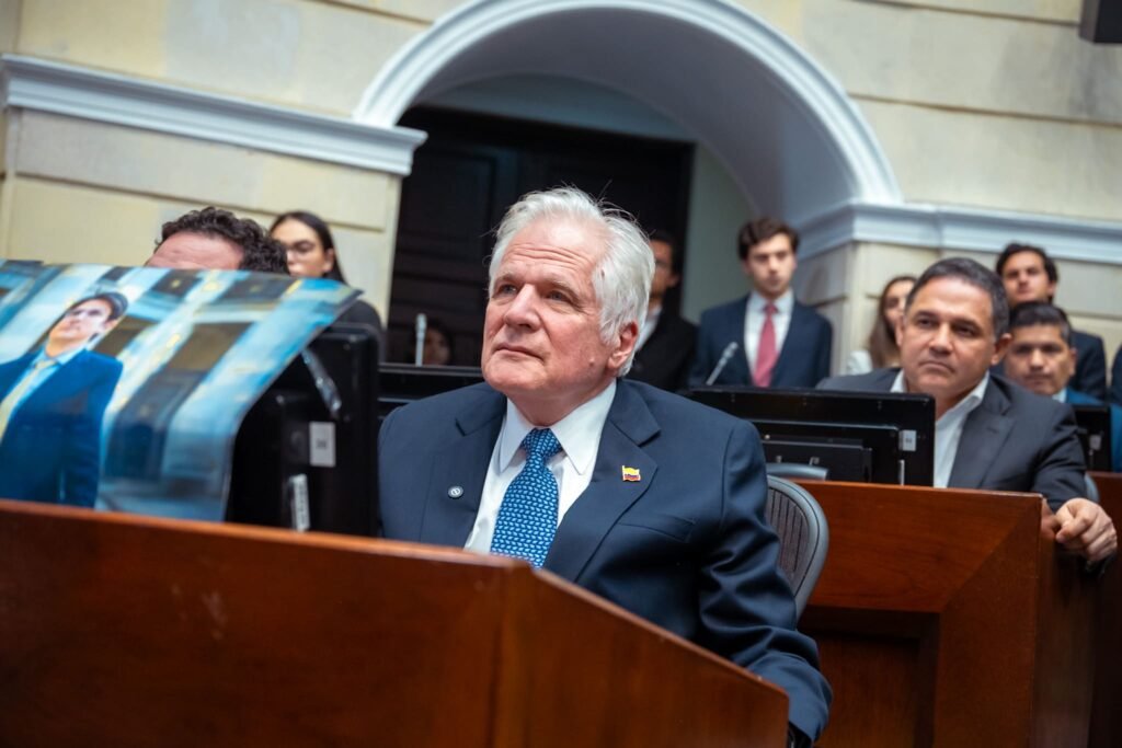 Miguel Uribe en curul del Senado de su hijo Miguel Uribe Turbay